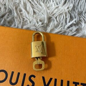 Louis Vuitton Gold Key & Card Holder Accessory key number 315 no box used poor